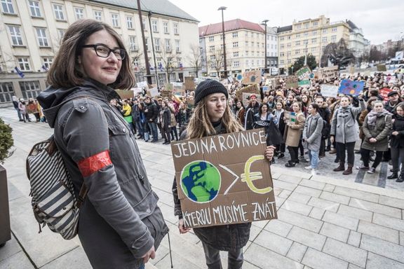 Ema Ostřížková (na snímku s transparentem), jedna z organizátorek stávky za klima v Ostravě a ostravská mluvčí pro Fridays For Future.