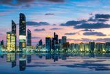 Hlavní a také nejlidnatější město Spojených arabských emirátů Abú Zabí, známé především díky výškovým budovám, sází rovněž na ekologii a ozeleňování pouště. Turisty láká i na nové hotely a muzea. (8. místo)