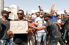 Tuniský prezident odvolal další členy vlády, parlament obklíčili vojáci