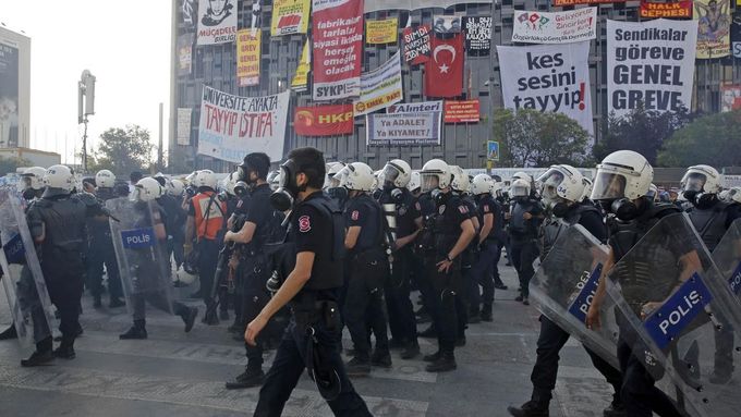 Taksimské náměstí v Istanbulu je častým dějištěm protivládních demonstrací.
