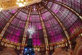 Proslulá je i kopule obchodního domu stojícího v blízkosti Opery, kterou ve vánočním čase zdobí obří vánoční strom.