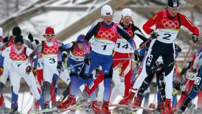 Kateřina Neumannová s číslem 2 vede krátce po startu závodu.