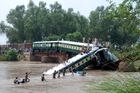 V Pákistánu se zřítil vlak z mostu, zemřelo 17 lidí