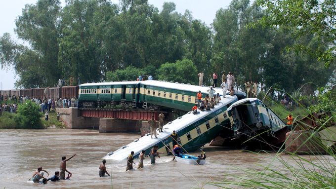Vykolejený vlak v Pákistánu.