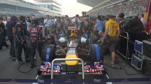 Red Bullu německého pilota Sebastiana Vettela na startovním roštu GP Indie.