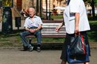 Dva lidé v Česku mají důchod přes 100 tisíc měsíčně. Projděte si nová čísla o penzích