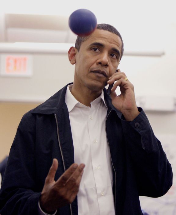 Americký prezident Barack Obama telefonuje ze svého BlackBerry