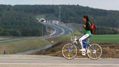 Cyklista na dálnici