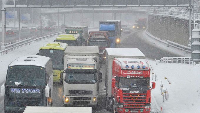 V parkoviště pro nákladní vozy se proměnila uklouzaná silnice M25 u města Reigate na jihu Anglie.