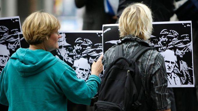 Lidé protestují před Mnichovským soudem proti zločinu, který spáchal bývalý důstojník wehrmachtu Josef Scheungraber.