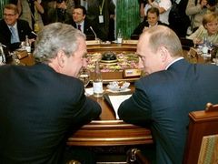 George Bush a Vladimir Putin u jednoho stolu v Petrohradu.