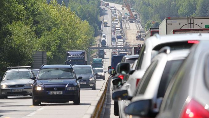 Stresových faktorů pro řidiče v Česku přibylo. Nejezdí se, spíš stojí a trčí.