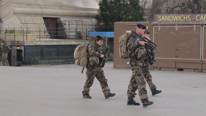 Vojáci hlídkující v ulicích Paříže.