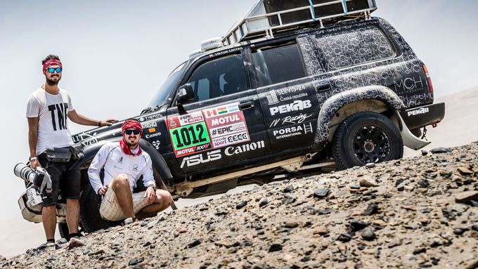Na Rallye Dakar jsou "pod dozorem" i novinářské vozy, každý má vlastní startovní číslo, které se od těch závodních liší jen barvou.