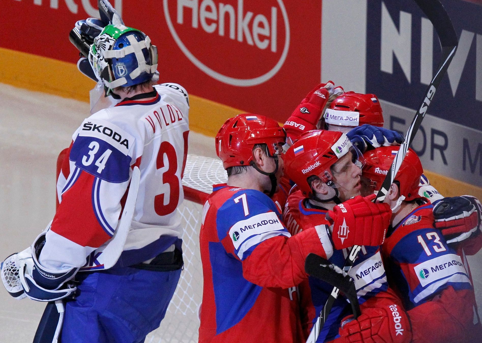 Rusové se radují z gólu v utkání proti Norsku