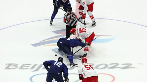 Úvodní buly hokejového finále mezi Finskem a Ruskem