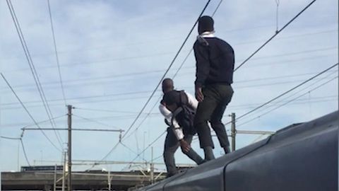 Hra se smrtí. Školáci jeli na střeše vlaku. Mrtvých "surfařů" v Africe přibývá