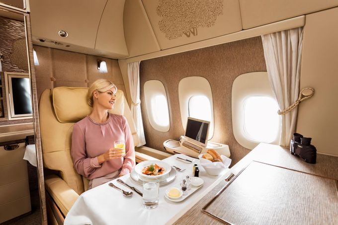Dubajská letecká společnost Emirates představila nové oddělení pro cestující první třídy ve formě kabinek inspirovaných vnitřky luxusních automobilů Mercedes-Benz.