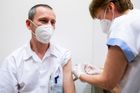 Od pátku se budou podle České lékařské komory registrovat na očkování i zdravotníci