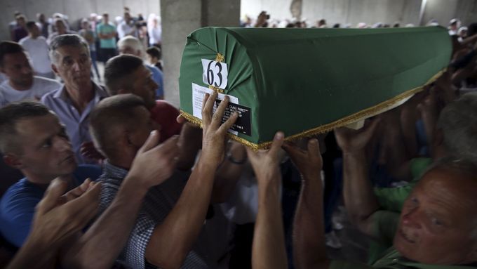 Bosenští muslimové nesoucí rakev jedné z obětí masakru v Srebrenici.