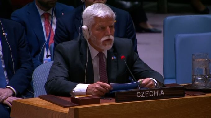 "Rusko, jak všichni vidí, neusiluje o mír," řekl Pavel na Radě bezpečnosti OSN