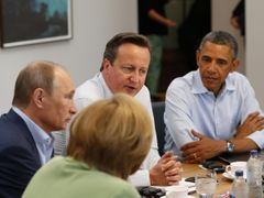 David Cameron, Barack Obama, Vladimir Putin a Angela Merkelová na summitu G8 v Severním Irsku.