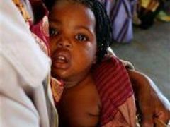 Dítě v Mosambiku čeká v nemocnici na léčbu malárie. Sousední Tanzanie vyhlazuje komáry, kteří šíří malárii, pesticidy obsahujícími DDT.
