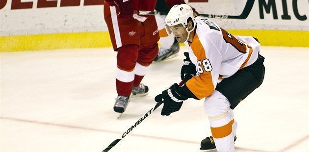 Český hokejista Jaromír Jágr z Philadelphia Flyers jede s pukem v utkání NHL s Detroitem Red Wings.