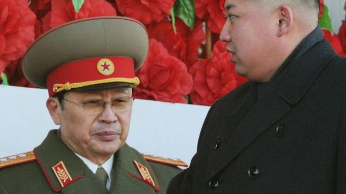 Kim Čong-un se svým strýcem, generálem Čang Sen-tekem.