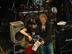 Nic není nastálo polila dívka z publika irskou whisky.