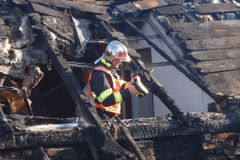 Požár domu na Prostějovsku napáchal škodu 700 tisíc, hasiče převezli k lékaři