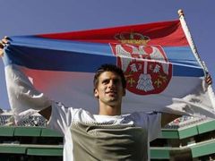 Novak Djokovič se srbskou vlajkou po vítězství v Indian Wells.