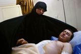 Matka na návštěvě syna zraněného při střetu iráckých povstalců s americkými vojáky. Irák, Samarra, 1. prosince 2003