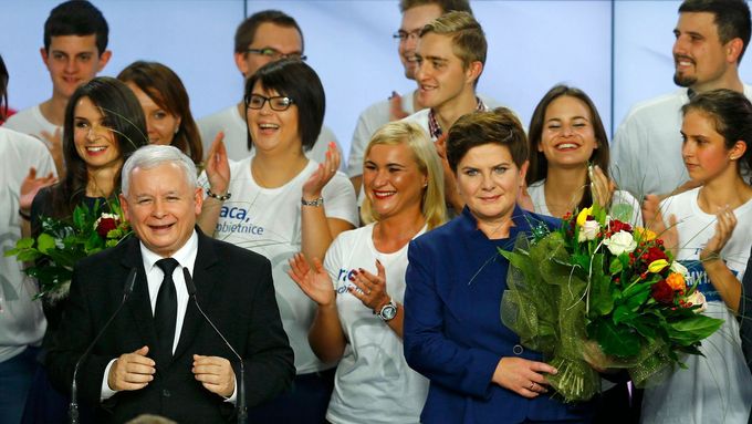 Jaroslaw Kaczyński a Beata Szydlová (vpravo v modrém) po zveřejnění prvních odhadů volebních výsledků.