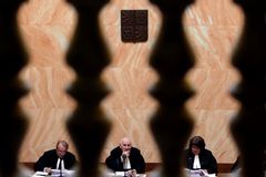 Prezident Zeman vybral trojici nových ústavních soudců