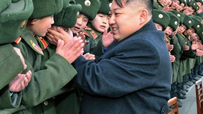 Kim Čong-un s vojákyněmi.