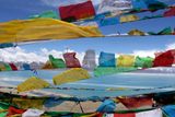 Vlajky budhistických mnichů se třepotají ve větru u jezera Namthso v Tibetu, 7. června 2009. Cesta kolem 70 km dlouhého a 30 km širokého jezera trvá poutníkům asi 16 dnů.