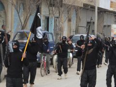 Ozbrojenci z organizace Islámský stát Iráku a Levanty (ISIS) pochodují v syrském městě Tel Abjád. Skupina, která se hlásí k Al-Káidě, působí v Sýrii i Iráku.