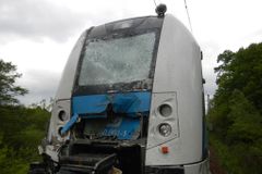 Na Plzeňsku se srazil vlak s traktorem, dva lidé se zranili
