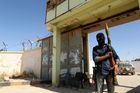 Libyjské vládní jednotky dobyly základnu džihádistů, kontrolují velkou část Benghází