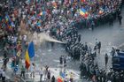 Desítky tisíc lidí protestovaly v Rumunsku proti vládě. Vadí jim korupce i snahy oslabit justici