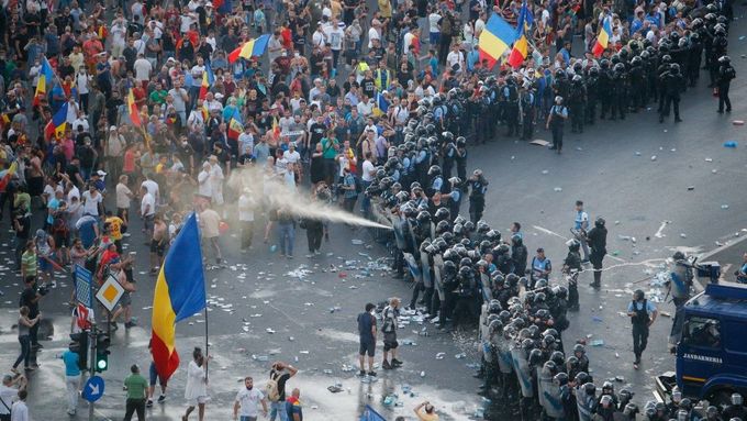 Rumunská policie zasahuje proti demonstrantům v Bukurešti.