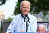 S kandidaturou do voleb 2020 Joe Biden dlouho váhal. Když ji v dubnu 2019 oficiálně oznámil, mělo demokratické pole kandidátů už bezmála dvacet členů. První předvolební shromáždění Biden uspořádal v květnu 2019 ve Filadelfii.
