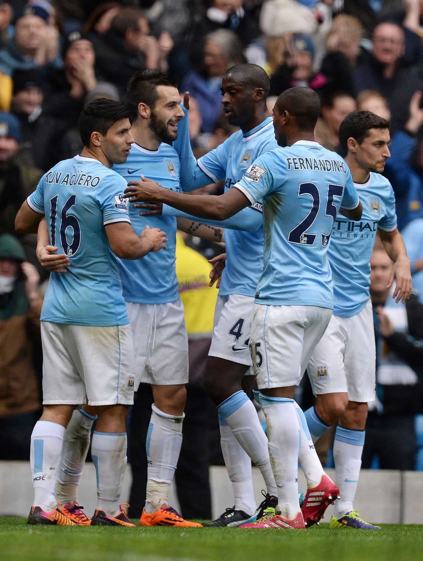 Fotbalisté Manchesteru City se radují z gólu