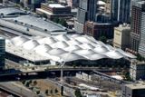 Vlnící se střecha nádraží Southern Cross v Melbourne je charakteristickým znakem hlavního nádraží ve městě. To bylo dokončeno v roce 2006 a slouží 15 milionům cestujících ročně. Unikátní architektonické provedení získalo od Královského institutu britských architektů prestižní Lubetkinovu cenu za nejvýznamnější novou budovu umístěnou mimo EU.