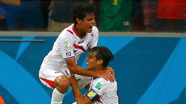 MS 2014, Kostarika-Řecko: Bryan Ruiz (vpravo) slaví gól