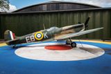 Replika britské stíhačky Supermarine Spitfire vystavená před historickým hangárem na letišti v Duxfordu. Stojíme na místech, kudy v roce 1940 procházeli českoslovenští piloti 310. stíhací perutě RAF.