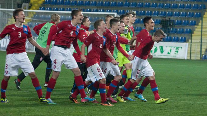 Čeští fotbalisté otočili zápas s Itálií během závěrečné pětiminutovky a udrželi si šanci na postup na MS.