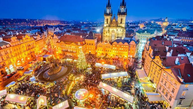Atmosféru i letos na pražském Staroměstském náměstí zajistí tradiční velký smrk a vánoční výzdoba.