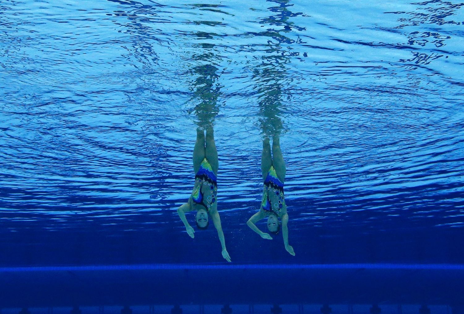Jihokorejské synchronizované plavkyně Hyunha a Hyunsun Parkovy v kvalifikaci na OH 2012 v Londýně.